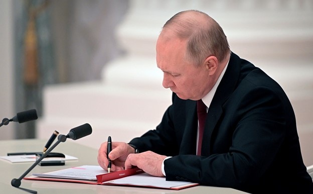 Putin firma el decreto de reconocimiento de las repúblicas separatistas (Fuente: Rbc.ru)