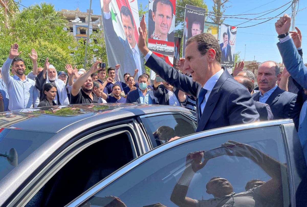 Bashar Al-Assad saluda a los partidarios después de su declarada victoria (Fuente: Iz.ru)
