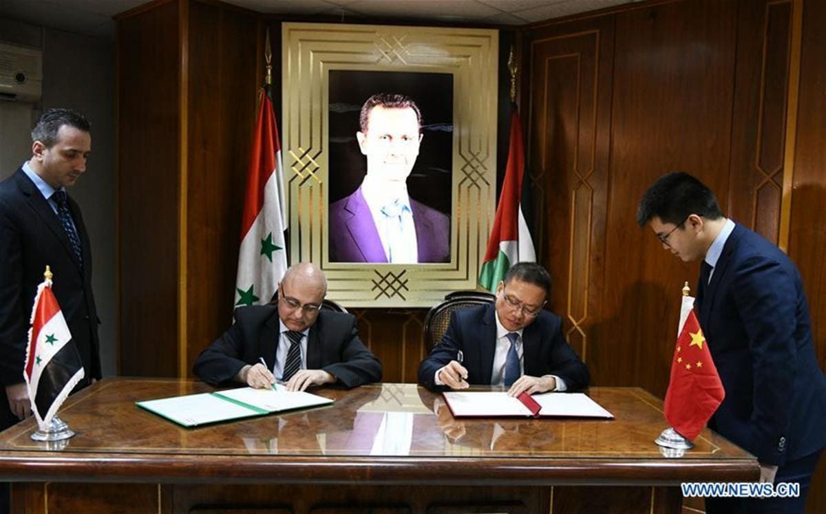 El jefe de la Comisión de Planificación y Cooperación Internacional de Siria (CPCI) Imad Sabouni (izq.), saluda al embajador chino en Siria Feng Biao, luego de firmar un acuerdo de cooperación económico en Damasco, Siria, el día 4 de marzo, 2020. (Fuente: Xinhua.net)