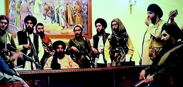 15 de agosto, 2021: Combatientes yihadistas talibanes dentro del palacio presidencial en Kabul