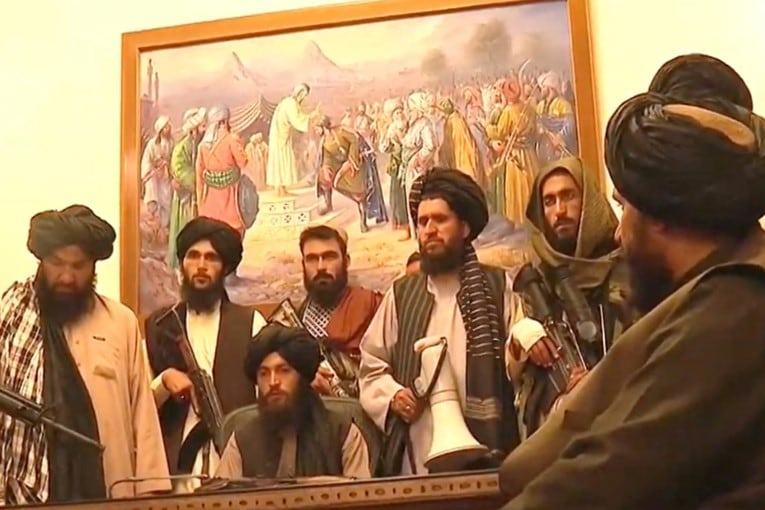 Líderes talibanes en el palacio presidencial de Kabul (Fuente: Aljazeera.com, 15 de agosto, 2021)