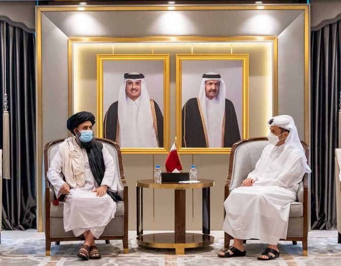 El vice-primer ministro y canciller de Qatar Mohammed bin Abdulrahman Al Thani se reúne con el mulá Abdul Ghani Baradar, jefe de la oficina política de los talibanes en Doha, Qatar el día 17 de agosto, 2021. Fotografía: Agencia de Noticias de Qatar