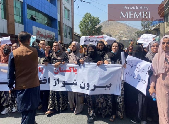 "¡Pakistán! Fuera de Afganistán", reza una pancarta en la protesta contra Pakistán en Kabul; fotografía tuiteada por el periodista Habib Khan.[21]