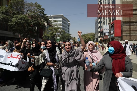 Mujeres manifestantes en Kabul; fotografía tuiteada por el periodista Jamaluddin Mousavi.[25]