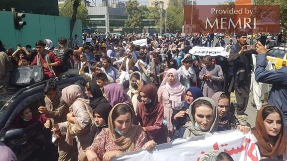 Mujeres manifestantes en Kabul levantan la consigna "Muerte a Pakistán" (imagen: 8am.af).