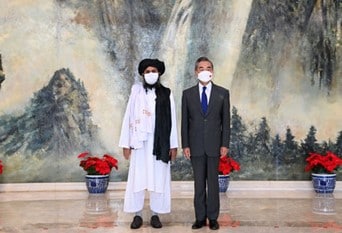 El canciller de China Wang Yi, se reunió con el jefe político de los talibanes afganos mulá Abdul Ghani Baradar en Tianjin en el mes de julio, 2021. (Fuente: Fmprc.gov.cn)
