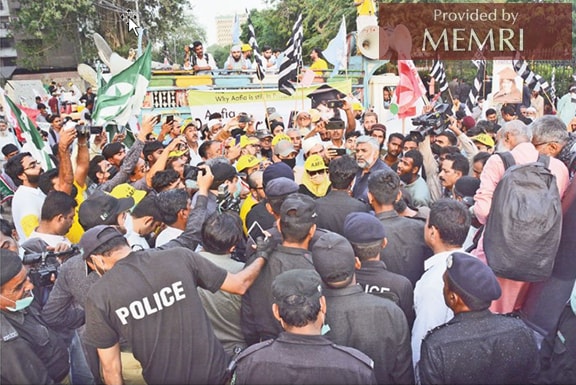 En Karachi, la policía fue desplegada para evitar que los manifestantes llegaran al consulado estadounidense