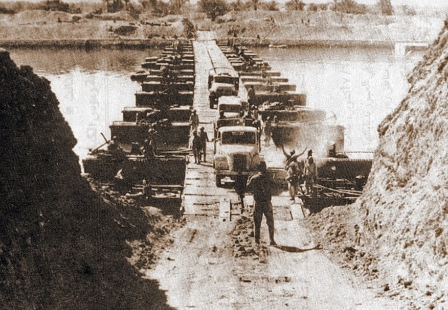 Fuerzas egipcias cruzando el Canal de Suez el día 7 de octubre, 1973 (Fuente: imagen dominio público de la CIA)