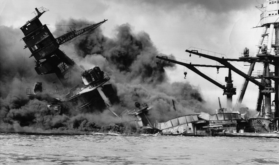 Un acorazado estadounidense se hunde durante el ataque a Pearl Harbor. (Fuente: Archivos Nacionales, Washington, DC)