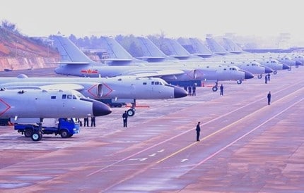 Bombarderos Xian H-6k haciendo fila en la base aérea de la PLAAF (Fuente: Mod.gov.cn)
