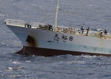 Piratas mantienen cautivo a tripulación del pesquero chino FV Tian Yu 8 frente a las costas de Somalia, 17 de noviembre, 2008 (Fuente: China Daily)