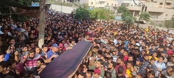 Miles de personas asisten al funeral de Anas Abu Rajila, uno de los jóvenes que se ahogó mientras intentaba emigrar desde Gaza (Fuente: Safa.ps, 14 de noviembre, 2021)