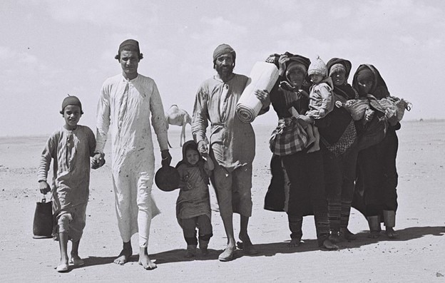 Refugiados judíos yemeníes arribando a Israel, 1948 - fotografía utilizada como modelo para un nuevo monumento