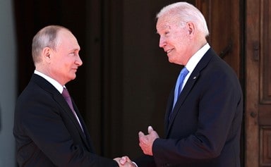 El presidente ruso Vladimir Putin junto al presidente Joe Biden en Ginebra (fuente: Kremlin.ru, 16 de junio de 2021).