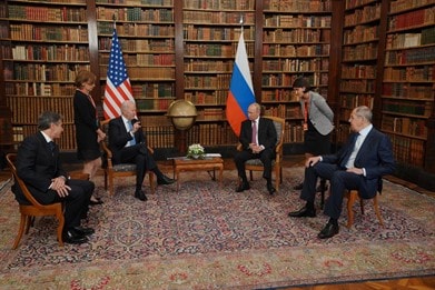 Los presidentes Biden y Putin junto al secretario de Estado Antony Blinken y su homólogo ruso Sergey Lavrov en Villa La Grange en Ginebra. (Fuente: Twitter.com/WhiteHouse)