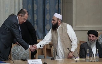 El canciller ruso Sergey Lavrov le da la mano a un representante de los talibanes antes del inicio de la Segunda ronda de conversaciones de paz de Moscú en Afganistán a nivel de vice-cancilleres en Moscú, el día 9 de noviembre, 2018 (Fuente: EPA).