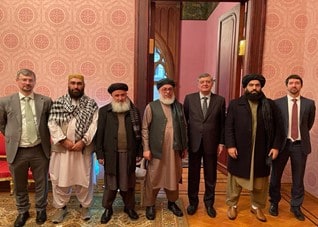 El representante presidencial especial para Afganistán Zamir Kabulov junto a una delegación del movimiento talibán en Moscú el día 28 de enero, 2021. (Fuente: Twitter)