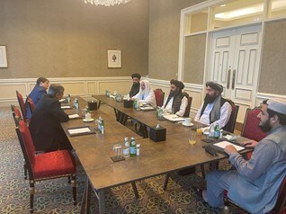El representante presidencial especial para Afganistán Zamir Kabulov junto al cofundador de los talibanes Abdul Ghani Baradar en Doha el día 11 de agosto, 2021 (Fuente: Twitter)