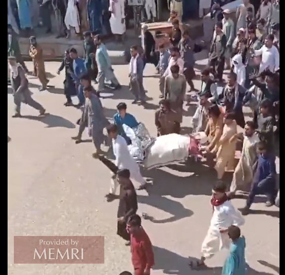Un video muestra a gente cargando el cuerpo de un hombre asesinado por los talibanes en protesta y exigiendo justicia. Según un tuit, el hombre de la provincia de Kunar fue detenido en una cárcel de los talibanes durante tres días sin haber cometido ningún delito y fue asesinado por los yihadistas sin concedérsele juicio alguno.[2]
