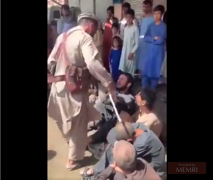 Un talibán azota a un grupo de afganos. No hay más detalles disponibles, pero el video si se encuentra disponible completo en Twitter.[11]