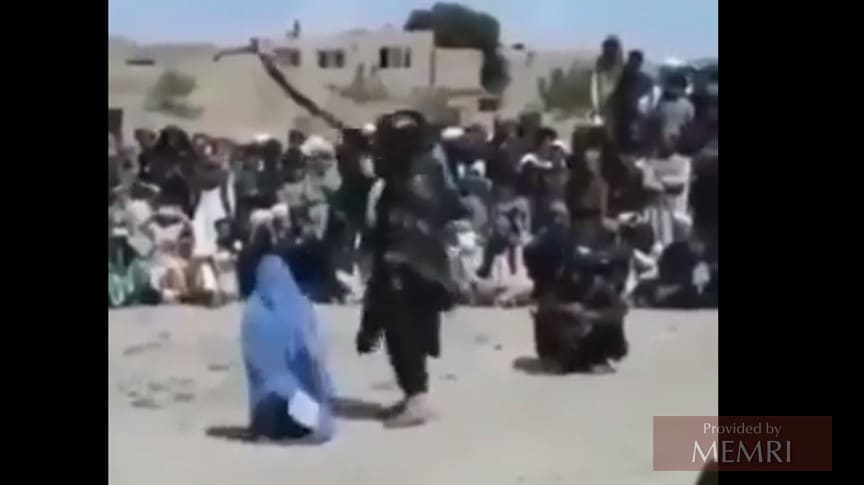 Los talibanes azotan a una mujer afgana. "Esta vez los talibanes son más brutales que en la década de los años 1990", tuiteó la periodista Nasrin Nawa, quien publicó este video.[15]