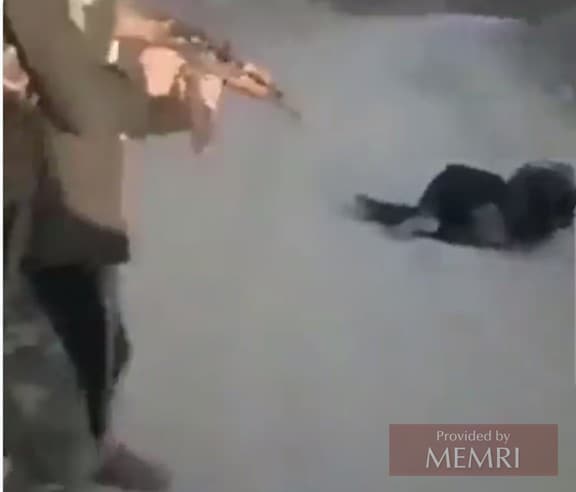 En un videoclip disponible en las redes sociales, un combatiente talibán asesina a tiros a un anciano y luego acribilla su cuerpo a balazos en el distrito Daikundi en el centro de Afganistán.[3] El hombre era de hazara, una comunidad étnica chiita considerada incrédula por los talibanes.