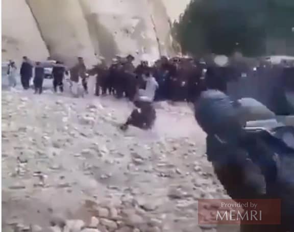 En algún lugar de Afganistán, talibanes apedrean a este hombre hasta morir. El video fue compartido ampliamente en las redes sociales.[9]
