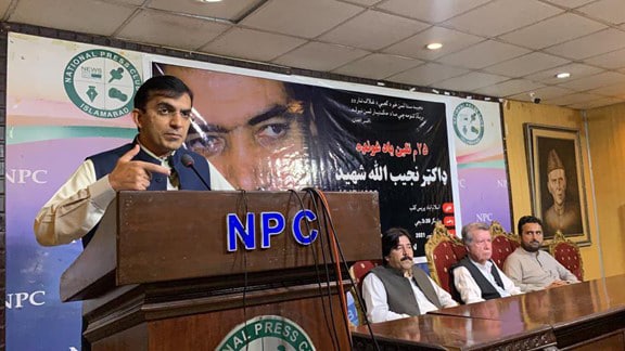 Mohsin Dawar del Movimiento Democrático Nacional (MDN) se dirige al evento en Islamabad