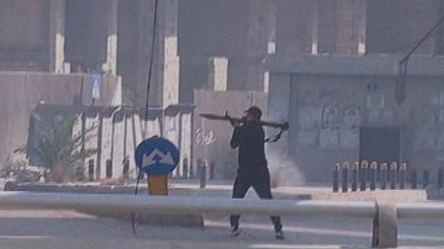 "Manifestante" pro-Irán utilizando un lanzagranadas propulsado por cohetes en Beirut, 14 de octubre, 2021
