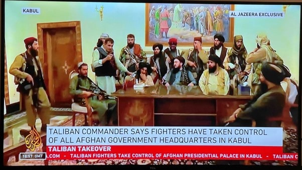 15 de agosto, 2021: Muyahidines talibanes afganos se apoderan del palacio presidencial en Kabul