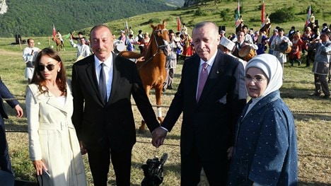 Los presidentes de Turquía y Azerbaiyán Recep Tayip Erdogan e Ilham Aliyev posan con sus cónyuges durante la visita de Erdogan (Fuente: Radiosputnik.ria.ru)