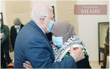 El presidente de la Autoridad Palestina Mahmoud 'Abbas y Latifa Abu Hmeid durante su reunión celebrada el 12 de enero (Fuente: Al-Hayat Al-Jadida, Autoridad Palestina, 13 de enero, 2022)