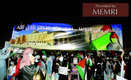 Pancarta con la imagen de Al-Aqsa que lee "Al-Aqsa está en nuestros corazones, moriremos o triunfaremos, con la ayuda de Alá".
