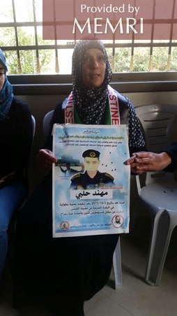 La madre de Al-Halabi sostiene un retrato de él ataviado con el uniforme de la filial militar del Yihad Islámico palestino (Paltoday.ps, 17 de diciembre, 2015)