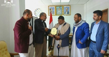El representante de Hamás Mo'az Abu Shamala, le otorga a Muhammad 'Ali Al-Houthi el escudo de honor (Fuente: Palinfo.com, 6 de junio, 2021)
