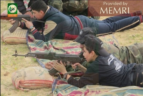 Práctica en la utilización del rifle en el campamento del año 2015 (Facebook.com/camps.gaza/photos, 27 de enero, 2015)