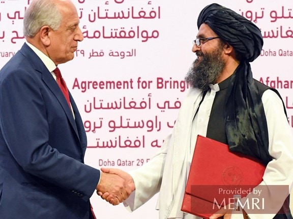 29 de febrero, 2020: El Representante Especial de los Estados Unidos Para la Reconciliación de Afganistán Zalmay Khalilzad firma el acuerdo Doha junto al Emir adjunto de los talibanes afganos Mullah Baradar