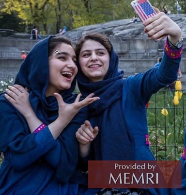 La orden de los talibanes prohíbe a las chicas afganas tomarse selfies