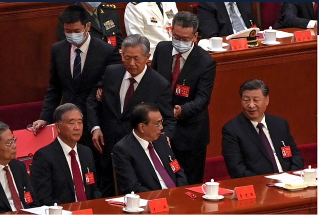 Hu Jintao es retirado de la sesión de clausura (Fuente: NBCnews.com, 22 de octubre, 2022)