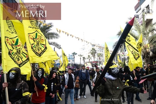 En la manifestación de Fatah en Ramala, activistas uniformados cargan consigo modelos de cohetes (fuente: Facebook.com/ahmad.khaseeb.50, 30 de diciembre, 2021)