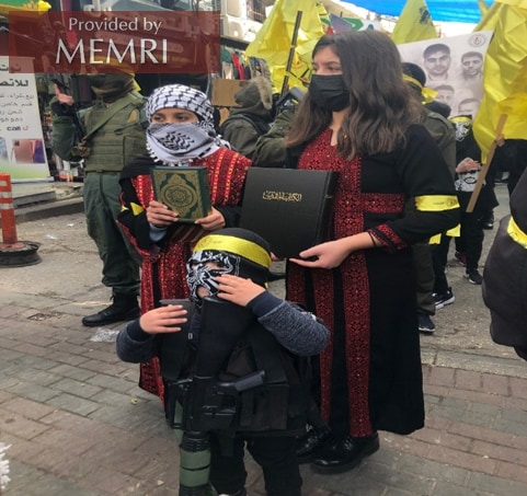 Chiquillos con Corán y armas en la manifestación de Fatah en Ramala (fuente: Facebook.com/profile.php?id=100006496152908, 30 de diciembre, 2021)