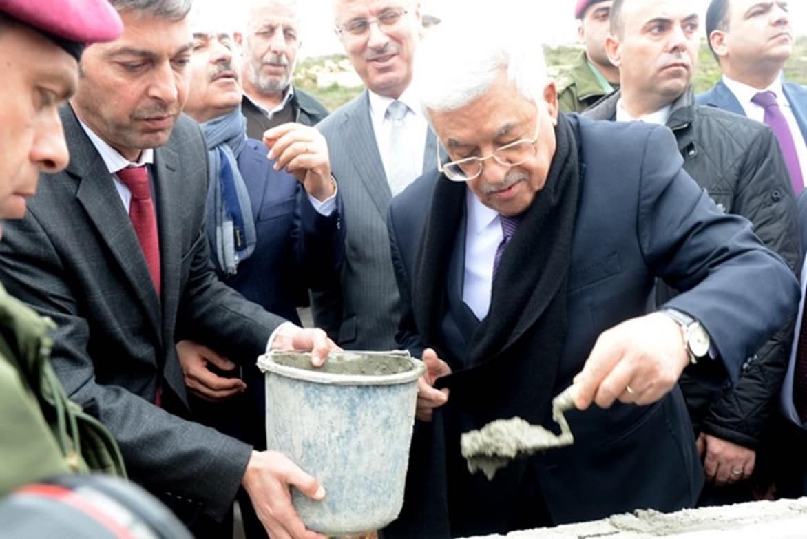 El presidente de la Autoridad Palestina Mahmoud 'Abbas colocando la piedra angular del nuevo hospital oncológico (Fuente: oldimages.wafa.ps, 7 de enero, 2016)