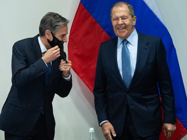 El secretario de Estado estadounidense Blinken y el canciller de Rusia Lavrov disfrutan un momento jocoso en el 2021