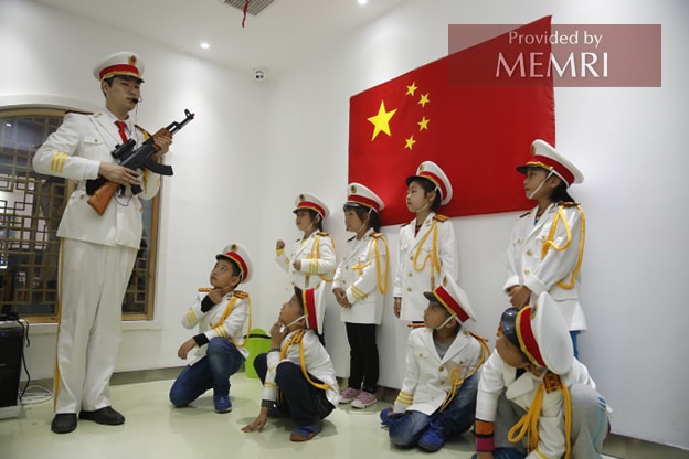 JIANGXI CHINA, 30 de septiembre, 2013: "Jiujiang, al este de China, estudiantes de primaria juegan a policías, reporteros, enfermeras, modelos de fotografía y bomberos, experimentando el trabajo duro y diversión". (Derechos de autor (c) 2017 humphery/Shutterstock