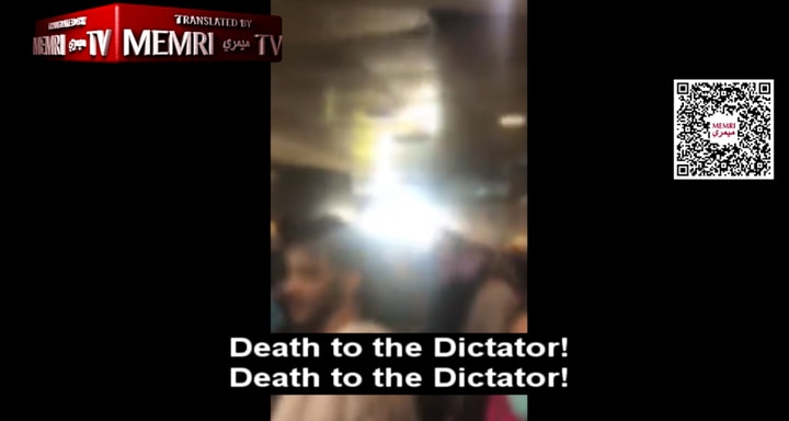 (Fuente: Segmento de video del portal MEMRI TV No. 9837 - Continúan los enfrentamientos violentos y las protestas en Irán tras la muerte de una mujer a manos de la policía moralista por usar 'inadecuadamente' su velo: ¡Cuidado con el día en que tengamos armas! Jamenei, te enterraremos (¡Muerte a la República Islámica! ¡Muerte al dictador!, 19 de septiembre, 2022)
