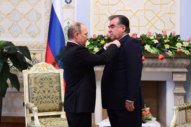 Putin le otorga al presidente de Tayikistán, Emomali Rahmon, la "Orden rusa al mérito por la patria" (Fuente: Asiaplustj.info)