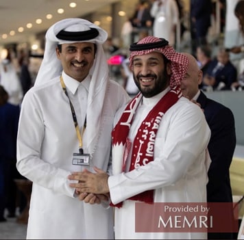El príncipe heredero a la corona de Arabia Saudita Muhammad bin Salman (derecha) con el emir de Catar, Tamim Bin Hamad Aal Thani, en la ceremonia de apertura de la Copa del Mundo FIFA 2022 (imagen: Al-Riyadh (Arabia Saudita), 21 de noviembre, 2022)