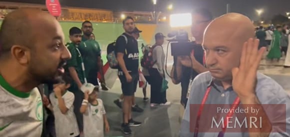 El reportero israelí Moav Vardi es atacado verbalmente por un aficionado del fútbol saudí en Catar (Twitter.com/jaberalharmi, 26 de noviembre, 2022)