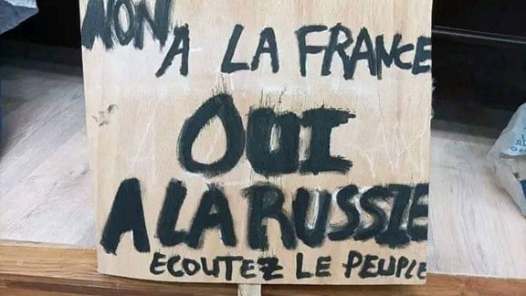 Leyenda: "No a Francia. Sí a Rusia. Escuchen al pueblo" (fuente: Facebook.com/Etoumou/)