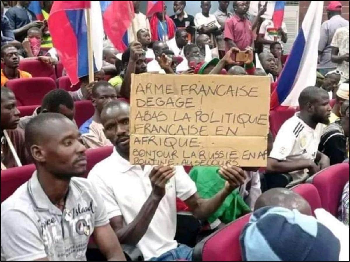 Pancarta: "¡Ejército francés, fuera! Abajo la política francesa en África. Bienvenido Rusia en África, Putin, ayuda" (fuente: Facebook.com/Etoumou/)